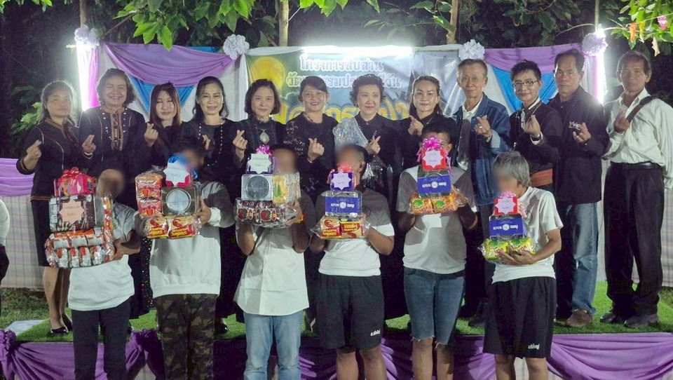 ดร.กัลยาณี นำทีม “ทำดีด้วยหัวใจ” มอบสิ่งของผู้ไร้ที่พึ่ง-ลอยกระทงถวายอาลัยสมเด็จพระพันปีหลวง