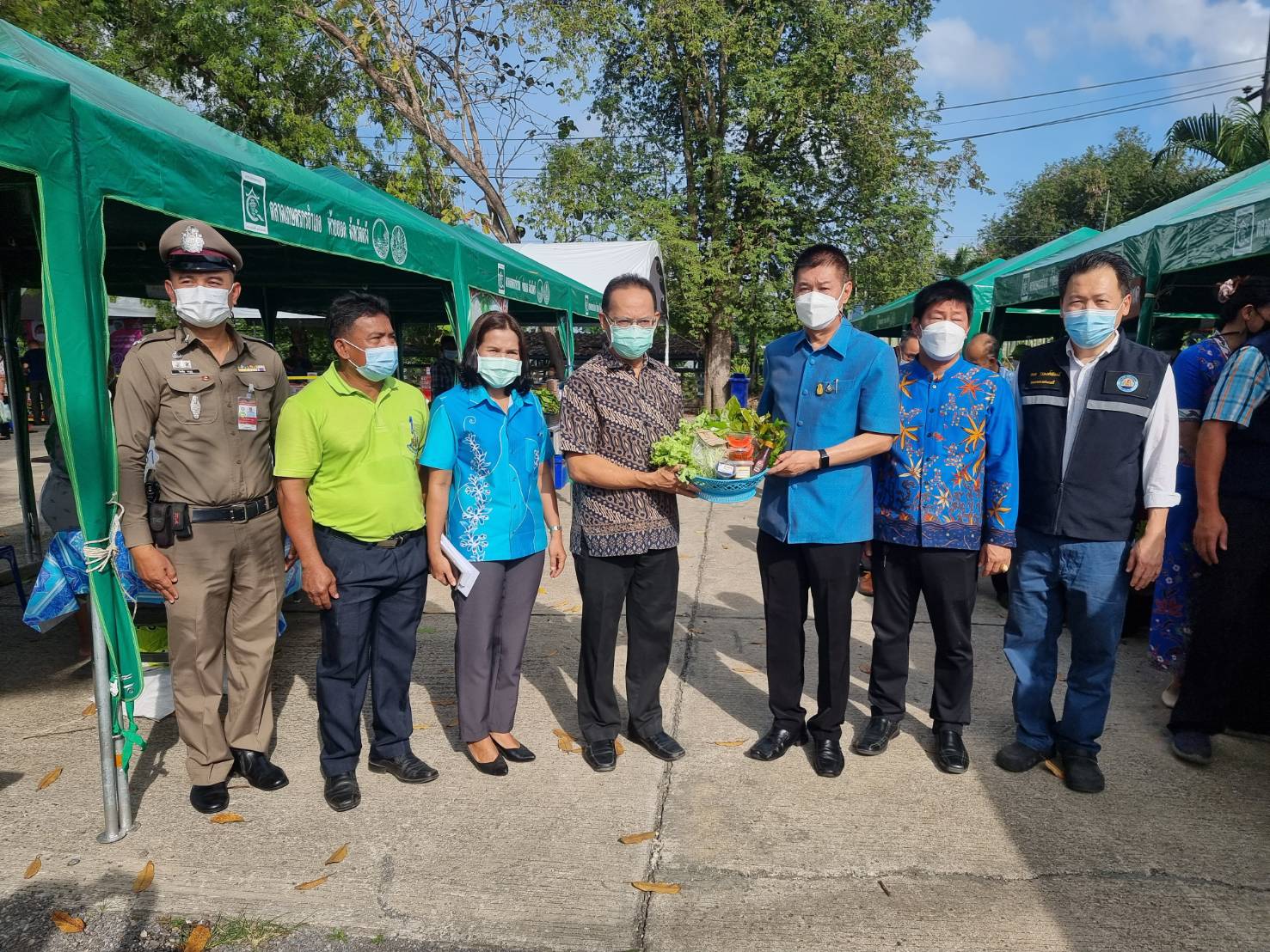 "พ่อเมืองตรัง" เปิดโครงการจำหน่ายสินค้าอุปโภค-บริโภคราคาถูกสู้ภัยโควิด-19 