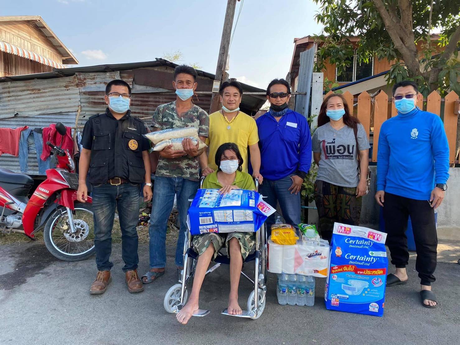 "ทีมงานสะพานบุญ" นำอาหารแห้งและสิ่งของช่วยเหลือผู้ยากไร้