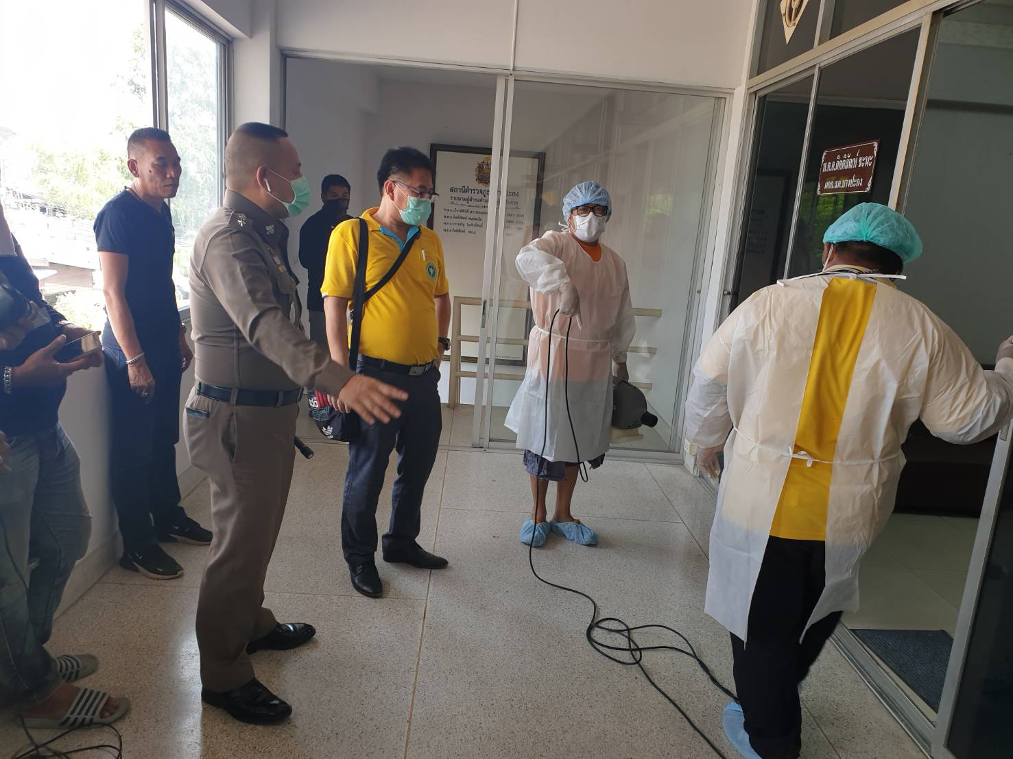 สภ.บางปะกง ทำความสะอาดทุกซอกทุกมุม One stop service พ่นยาฆ่าเชื้อ สู้ไวรัสโควิด-19 