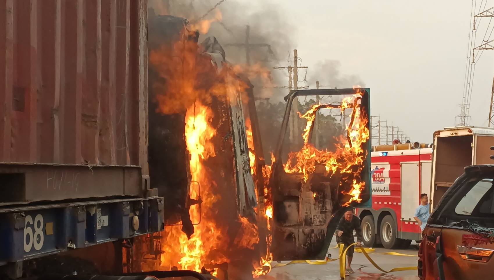 ไฟไหม้รถบรรทุกตู้คอนเทนเนอร์ทำชาวบ้านหนีตายวุ่นเกรงก๊าซระเบิด 