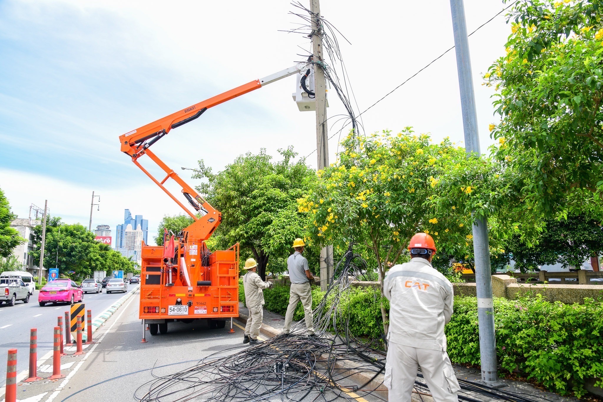 เสร็จแล้ว! สายไฟฟ้าใต้ดิน "โครงการนนทรี" เร่งรื้อสายสื่อสาร-เสาไฟฟ้า เพิ่มพื้นที่ถนนไร้สาย