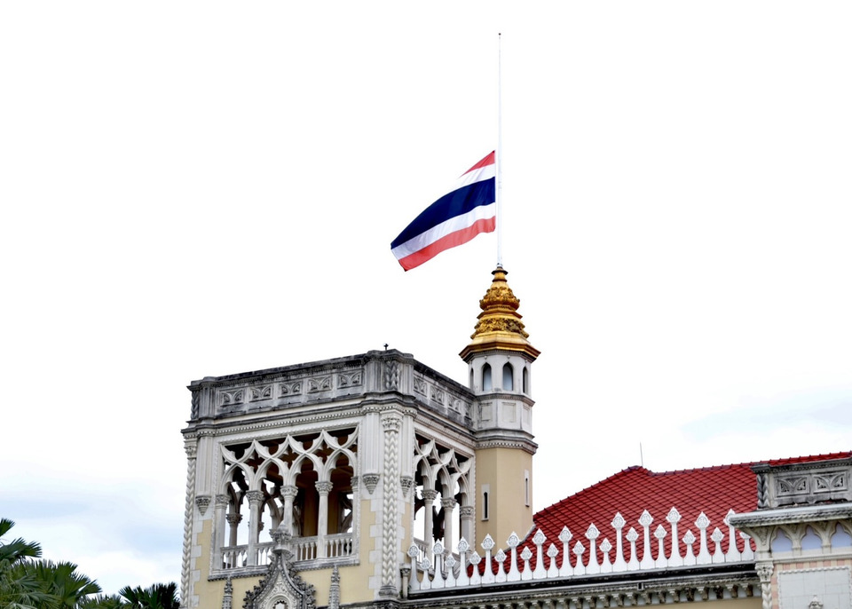 ทำเนียบฯ ลดธงครึ่งเสาไว้อาลัยพระพันปีหลวง “อนุทิน” ยกเลิกเดินทางไปร่วมประชุมอาเซียน ที่มาเลเซีย  เรียกประชุม ครม. ด่วน  วางกรอบจัดพระราชพิธี