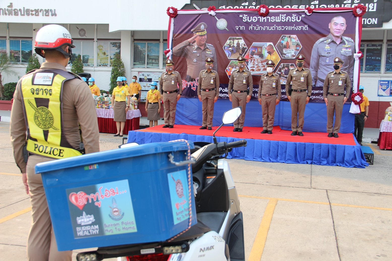 ตำรวจบุรีรัมย์ “ฮัก ทู โฮม” จัดทีม Grab Police นำข้าวกล่อง-น้ำดื่ม-ถุงยังชีพ แจกปชช.เดือดร้อนช่วงโควิด