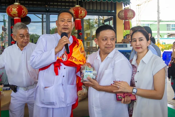 “เจ้าสัวเงี๊ยบ” จัดพิธีเสริมดวง “9-9-69” เชิญ “อาจารย์แห้ว” ดูดวง-เจิมหน้าผาก