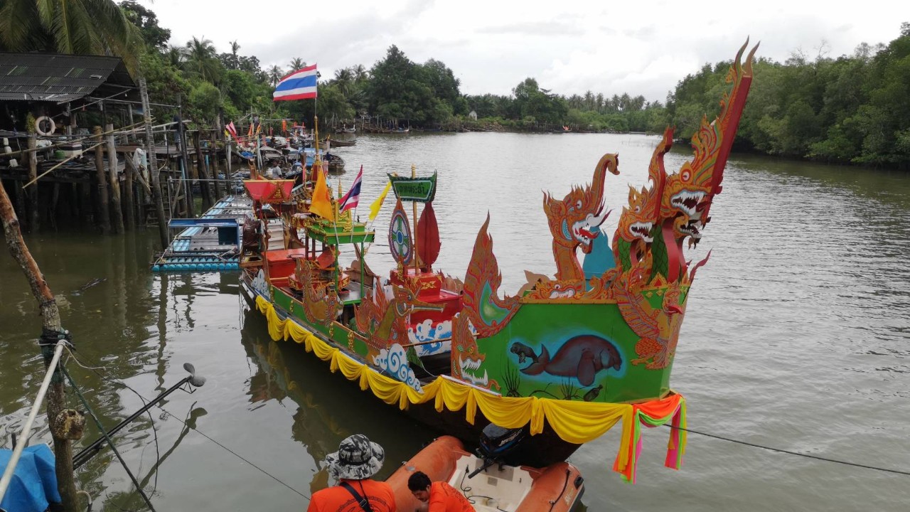 สุดเสียดาย!  ขบวนเรือลากพระทางทะเลตรังหนึ่งเดียวในโลก ยาว13ลำ หวั่นพายุฝนกระหน่ำเคลื่อนไปได้แค่ปากอ่าวไม่ถึงจุดหมาย