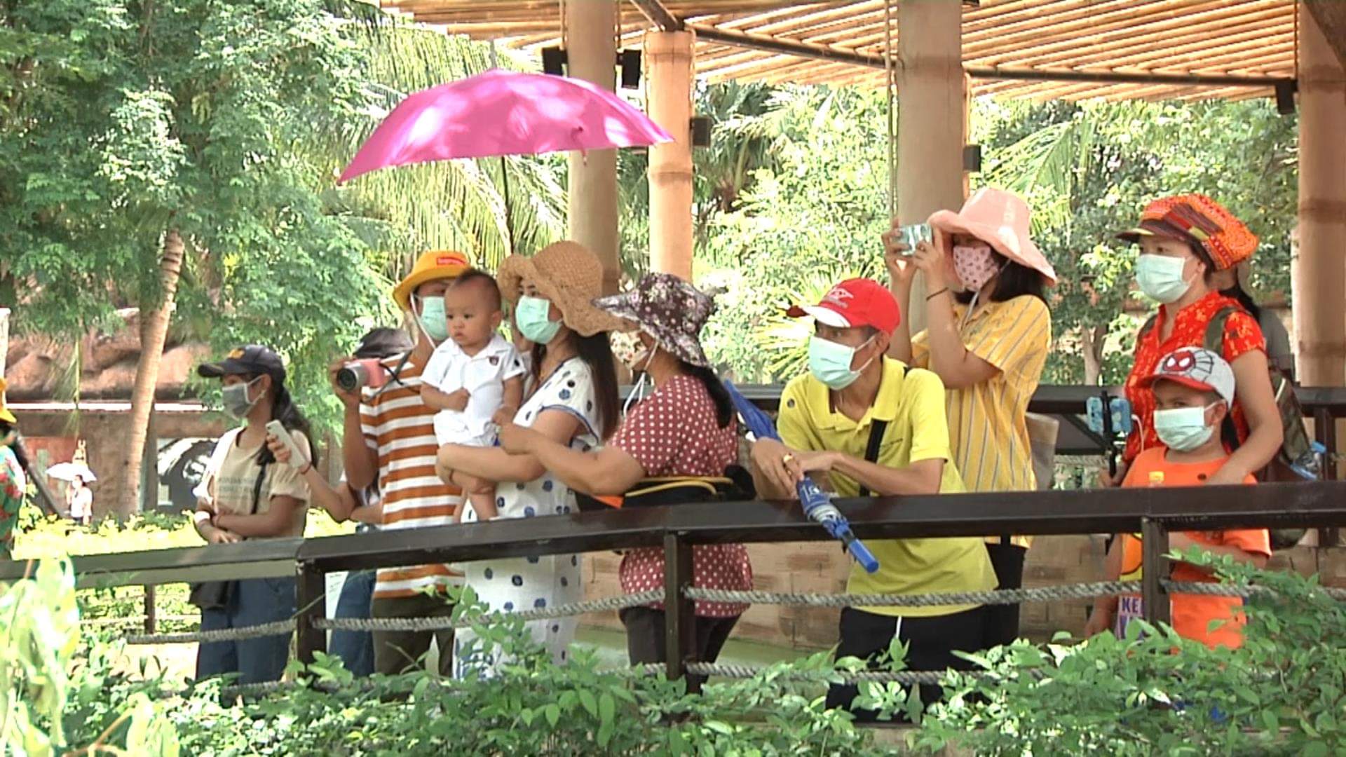วันหยุดคนแห่เที่ยวสวนสัตว์ขอนแก่นเนืองแน่น หลังเปิดให้จองเข้าชมฟรีถึงสิ้นเดือน 