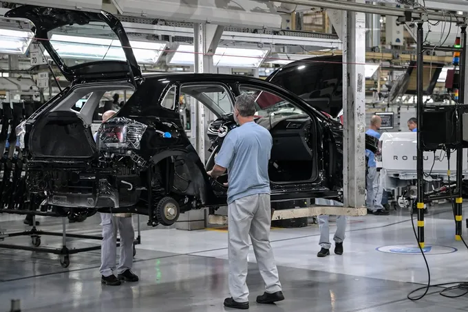 สะเทือนวงการยานยนต์! Volkswagen ปลดพนักงานเพิ่ม 50,000 ตำแหน่ง สังเวยวิกฤตเลย์ออฟครั้งใหญ่สุดในรอบ 90 ปี 