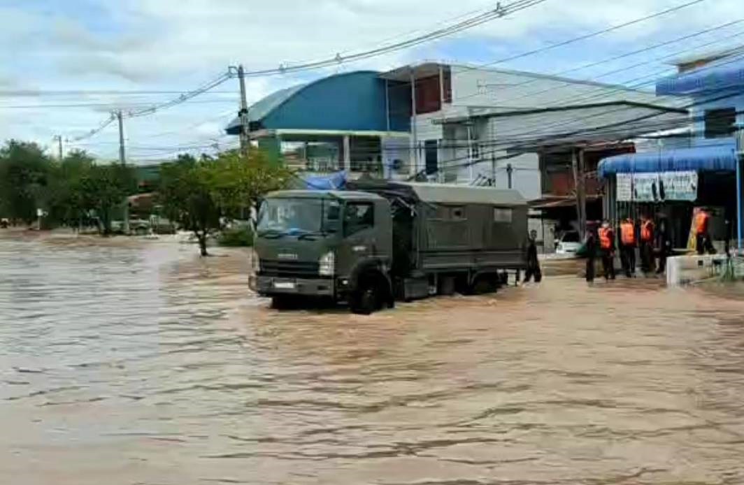  หน่วยบัญชาการสงครามพิเศษ จัดกำลังพลช่วยเหลือผู้ประสบอุทกภัย  ในพื้นที่ อ.บ้านหมี่ และ อ.ลำสนธิ  เป็นวันที่ 3  