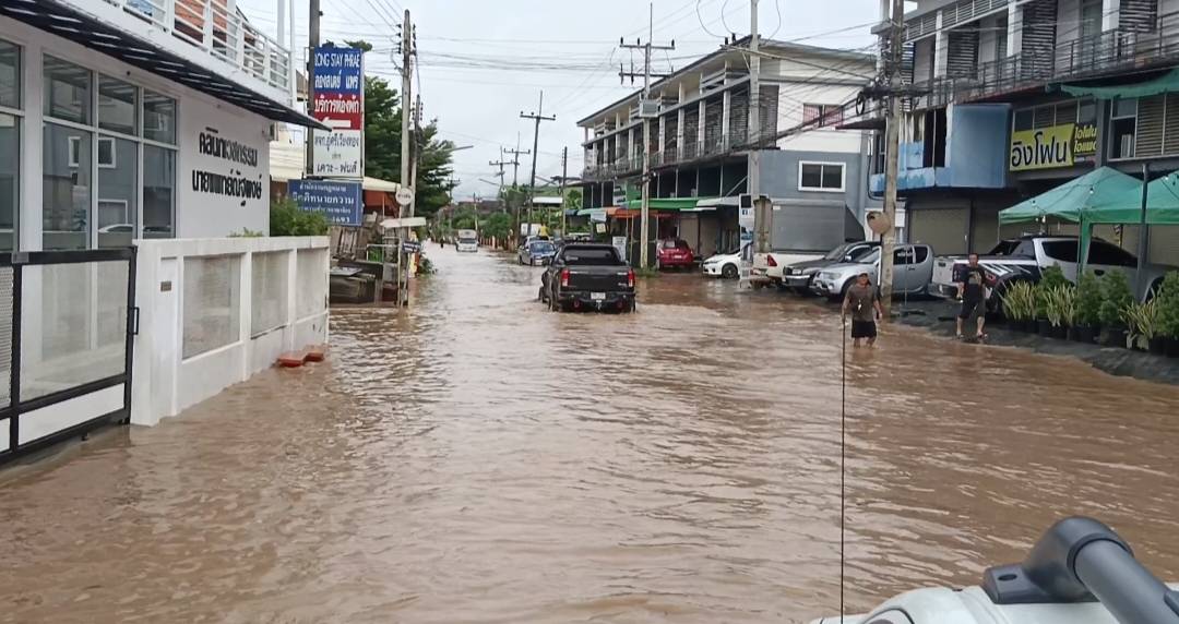 จังหวัดแพร่ น้ำท่วมบ้านเรือนราษฎรหนักสุดในรอบ 30 ปี ได้รับผลกระทบเนื่องจากฝนตกหนักจากพะเยา 