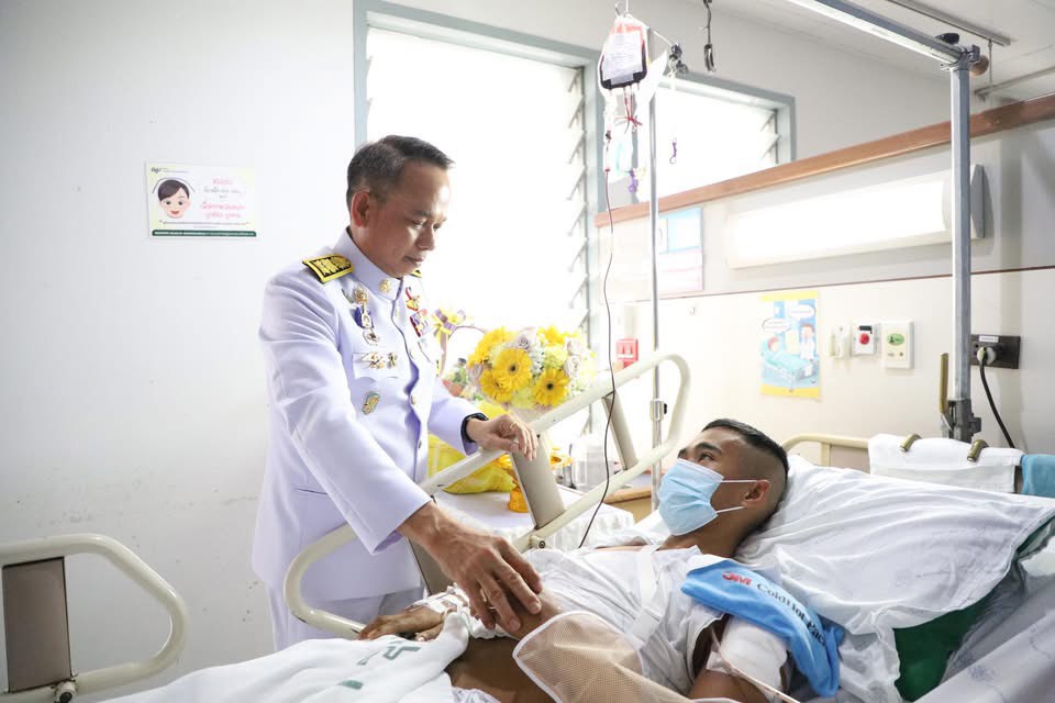 ในหลวง โปรดเกล้าฯ เชิญดอกไม้​และตะกร้าสิ่งของพระราชทาน มอบแก่อาสาสมัครทหารพราน บาดเจ็บจากเหตุคนร้ายใช้อาวุธปืนยิง ที่นราธิวาส