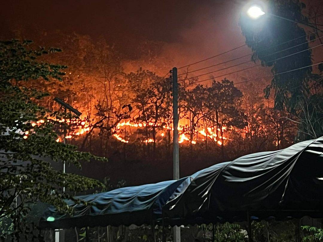 ไฟป่าเมืองสามหมอกหนักเช่นเดิม หวิดไหม้วัดพระธาตุปางหมู