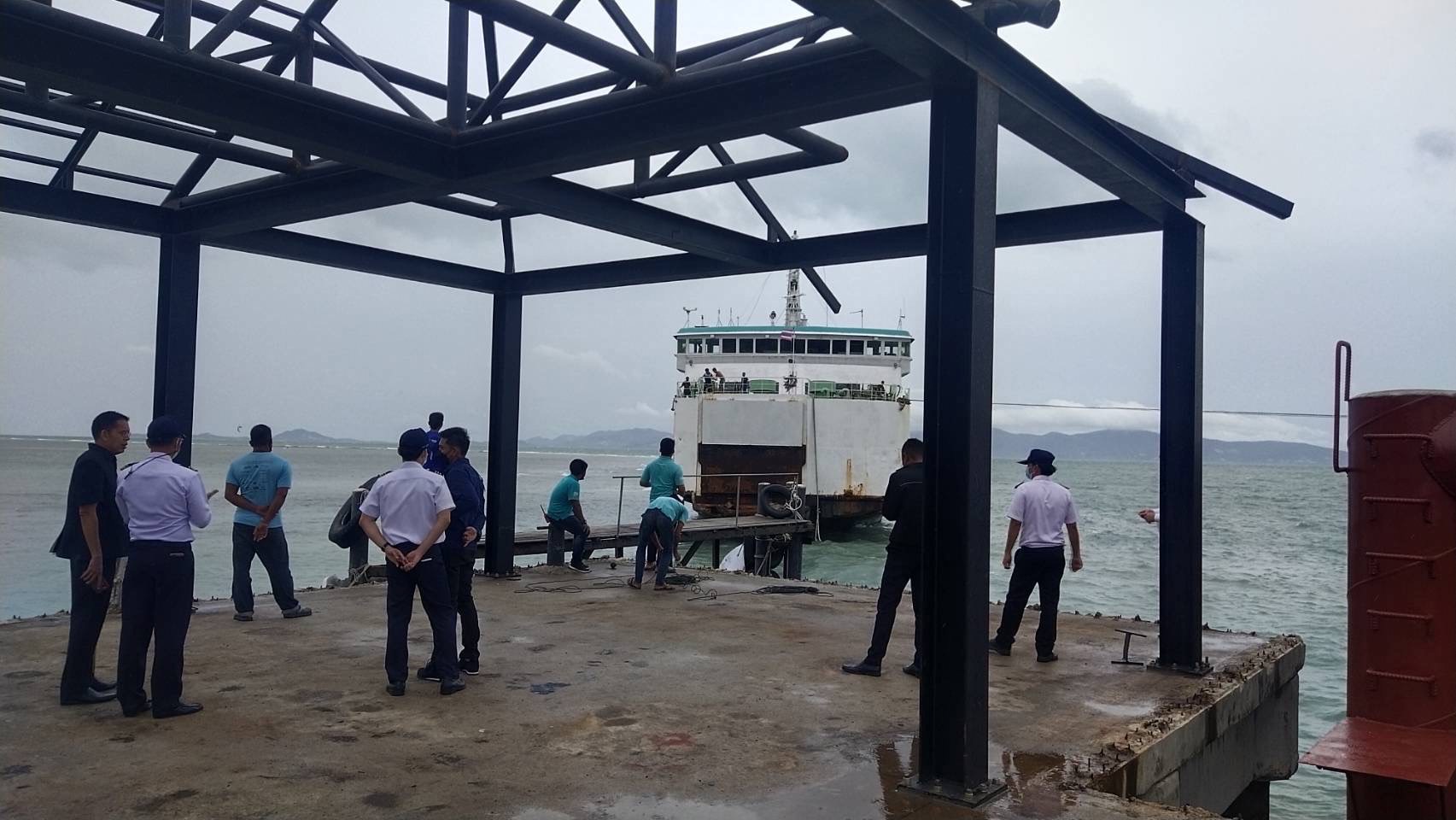 คลื่นทะเลแรง เรือเฟอร์รี่ดอนสักหยุด ผู้โดยสาร-รถยนต์ตกค้าง รอข้ามพรุ่งนี้