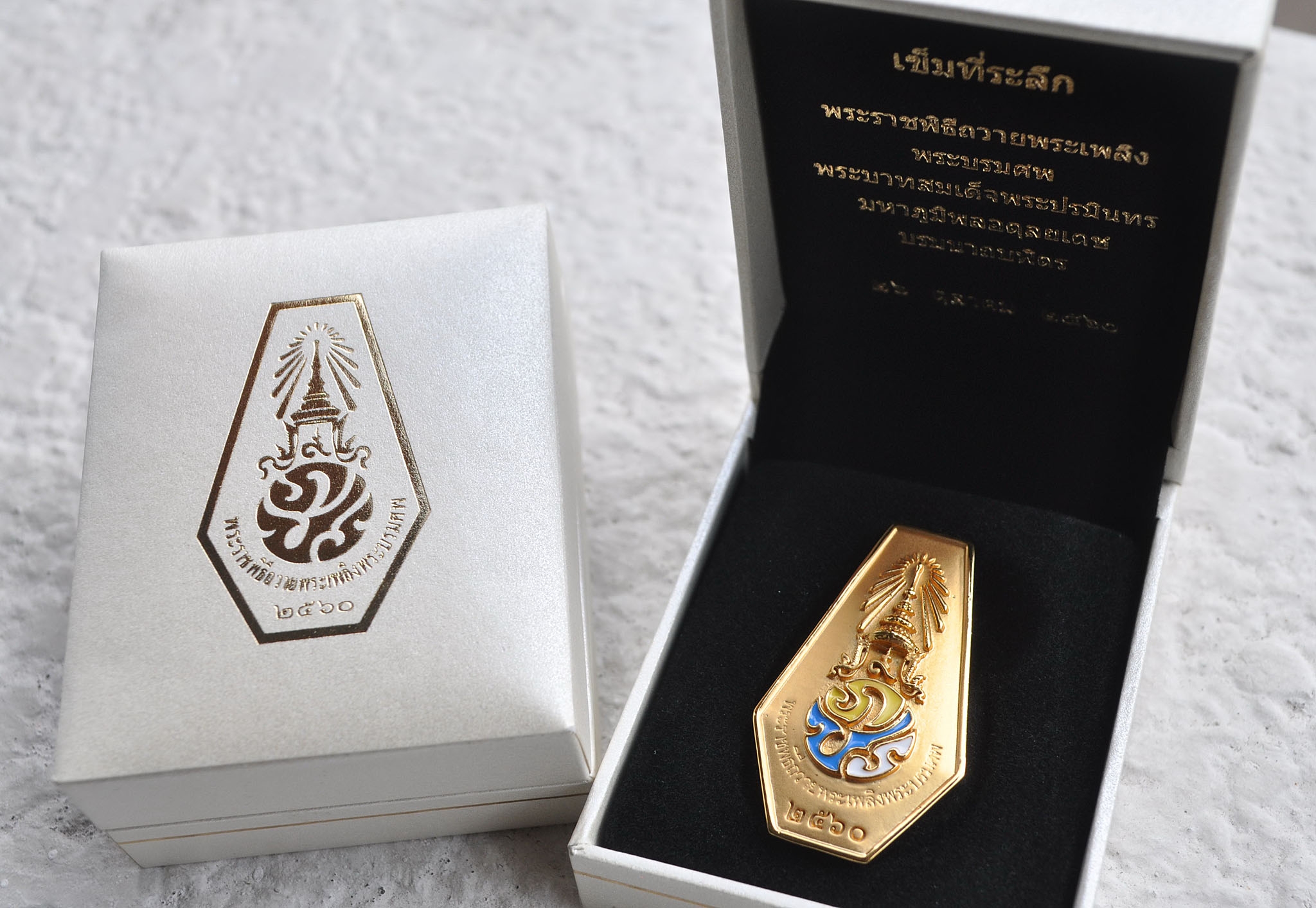 สปน.แจ้ง สคบ.เอาผิดหลังพบมีพวกฉวยโอกาสค้ากำไรนำเข็มที่ระลึกจำหน่ายโก่งราคา 