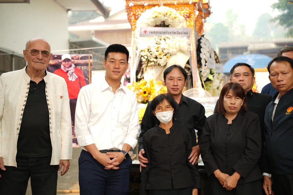 "เท้ง" ร่วมงานศพ "บุญมา ผ้าแดง" จนท.อาสาดับไฟป่าเสียชีวิต เผยทีมปฏิบัติงานต้องการประกันกลุ่ม-งบฯให้พอต่อภารกิจ 