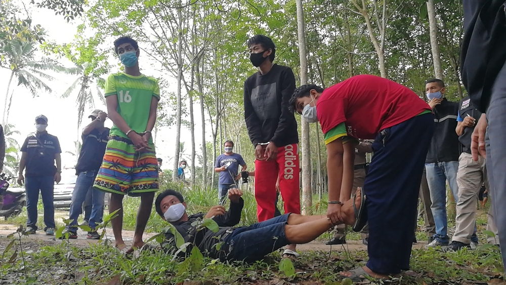 คุม 5 ผู้ต้องหาที่ก่อเหตุรุมฆ่าเพื่อนทำแผนประกอบคำรับสารภาพอย่างละเอียดที่จุดเกิดเหตุรวม 5 จุด