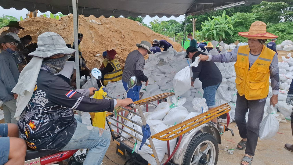"ผบ.เรือนจำอ่างทอง" นำผู้ต้องขังชั้นดีออกกรอกกระสอบทรายช่วยน้ำท่วม