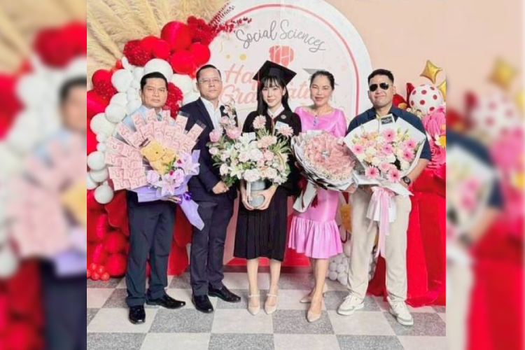 “บุณยศักฏ์ บุณยศิริเลศ” ร่วมแสดงความยินดีกับ “ภัทรลภา ลิมปิทีป” คว้าเกียรตินิยมอันดับสอง