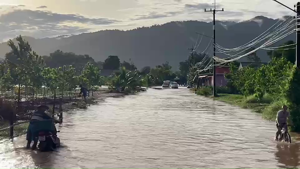 จันทบุรียังน่าห่วงฝนตกหนักต่อเนื่องน้ำป่าเทือกเขาสระบาปท่วมพื้นที่ลุ่มบ้านเรือนสวนผลไม้และตัวเมือง 