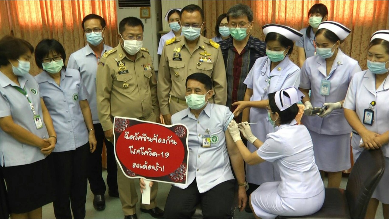 ผู้ว่าฯ ยโสธรจับหมอและ อสม.ฉีดวัคซีนโควิด19  ล็อตแรกย้ำเตือนปชช. ไม่ประมาท การ์ดอย่าตก 