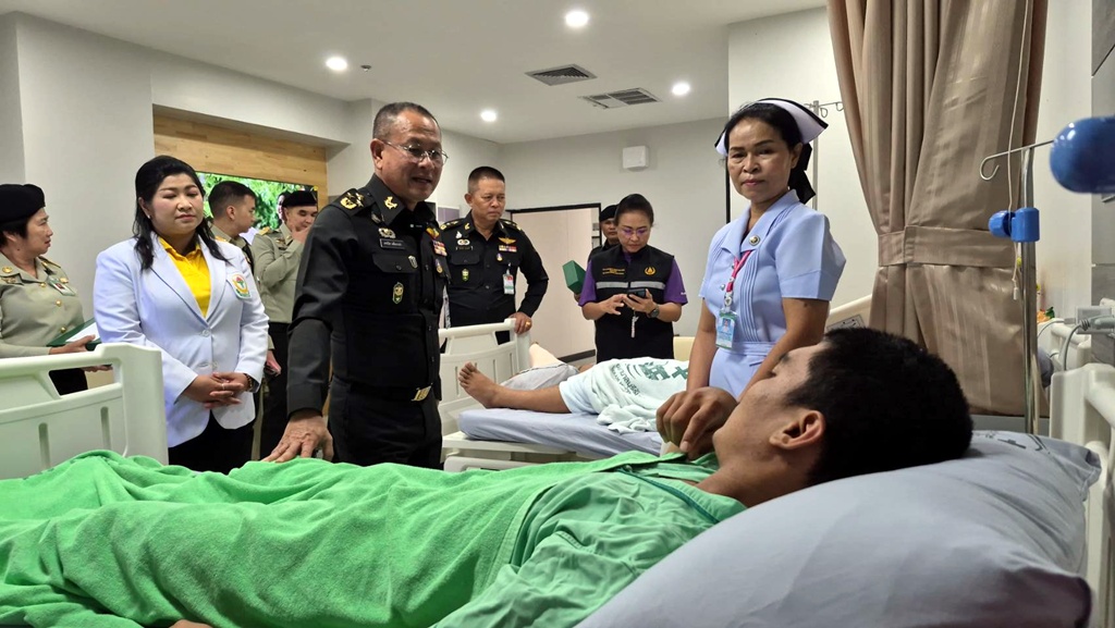 ผอ.อผศ. เยี่ยมให้กำลังใจทหารกล้า มอบเงินช่วยเหลือได้รับบาดเจ็บขณะปฏิบัติหน้าที่ชายแดน