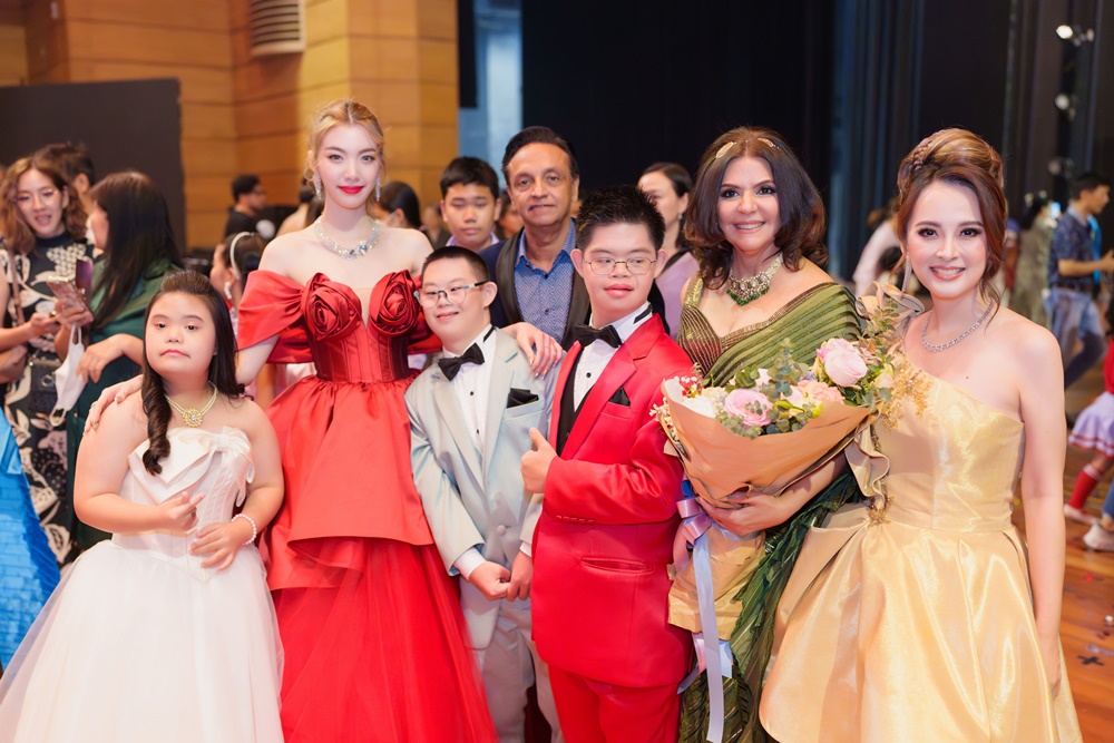 คนดัง ดารา นักร้อง ร่วมงานการกุศล SMILING HEARTS 2024 พร้อมแฟชั่นโชว์ สุดตระการตา