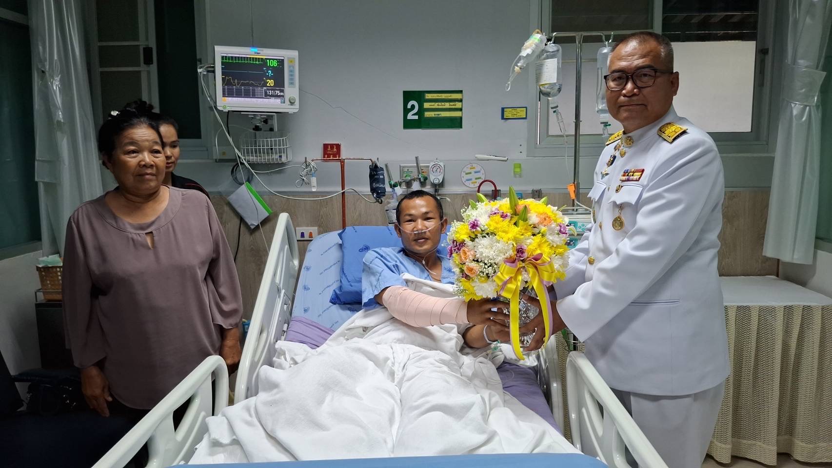 ในหลวงทรงโปรดเกล้าผู้ว่าฯอุบลฯไปเยี่ยมให้กำลังใจกำลังพลบาดเจ็บจากสถานการณ์ชายแดนไทยกัมพูชา พร้อมรับผู้บาดเจ็บไว้เป็นคนไข้ในพระบรมราชานุเคราะห์  