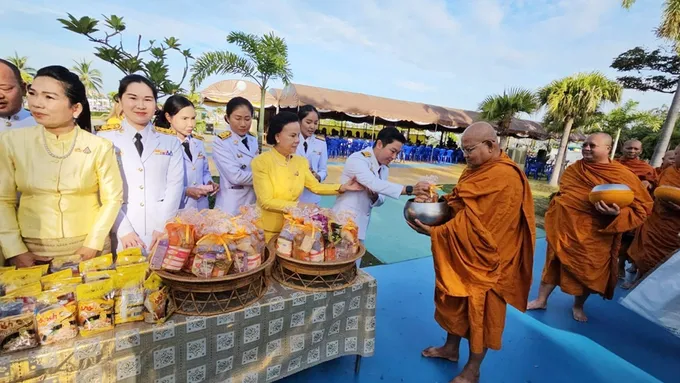 ชาวอำเภอศรีราชา ร่วมทำบุญตักบาตร ถวายพานพุ่ม เพื่อถวายเป็นพระราชกุศลแด่ในหลวง ร.9
