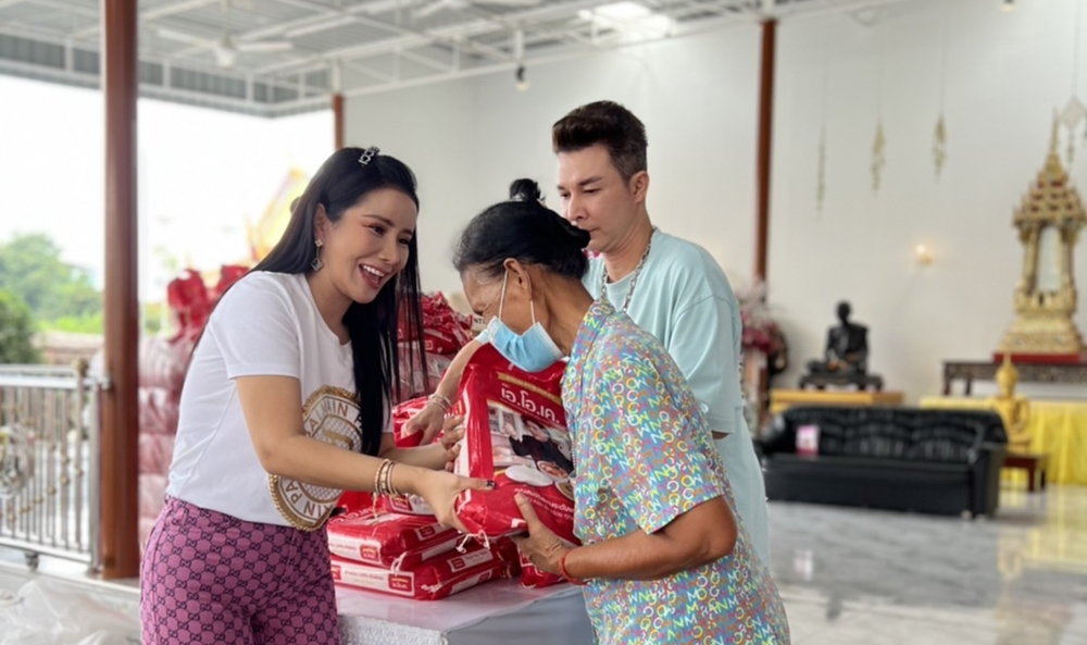 "อ.เปิ้ล" สักลายมือเศรษฐีมหาเฮง 999 ใจบุญ!! สละเงินซื้อข้าวสาร แจกชาวบ้าน แทนคุณแผ่นดิน