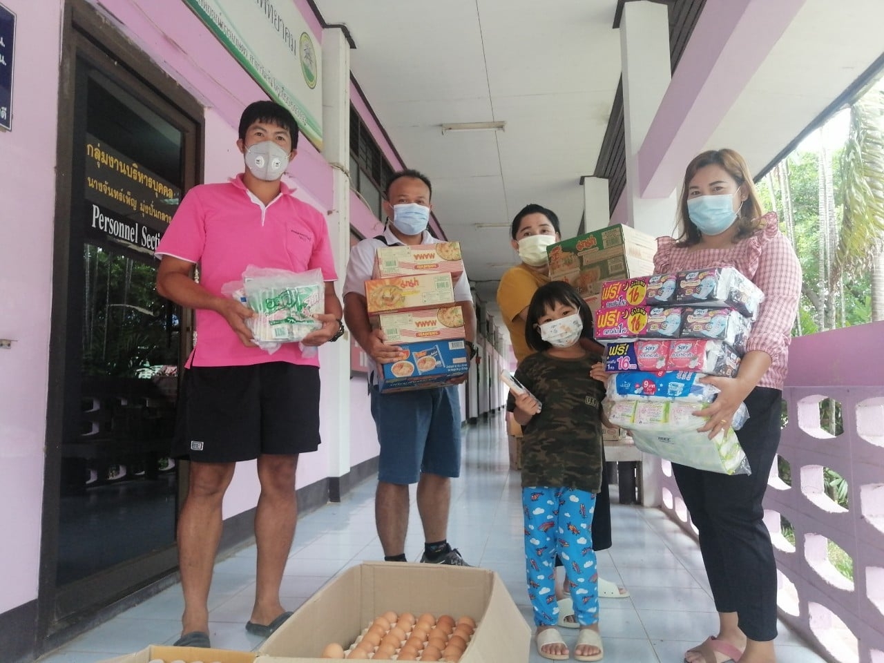 รร.วังเจ้าฯ-รร.นาโบสถ์ฯ ผนึกกำลัง ช่วยชาวหมู่บ้านผาผึ้งติดโควิด