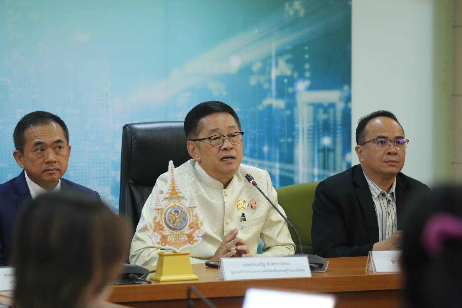 ‘ดีอี’ ย้ำมาตรการตรวจสอบซิมการ์ดผูกบัญชีธนาคาร ยังไม่ระงับ ‘โมบายแบงก์กิ้ง’ ยันมุ่งจัดการซิมม้าเด็ดขาด