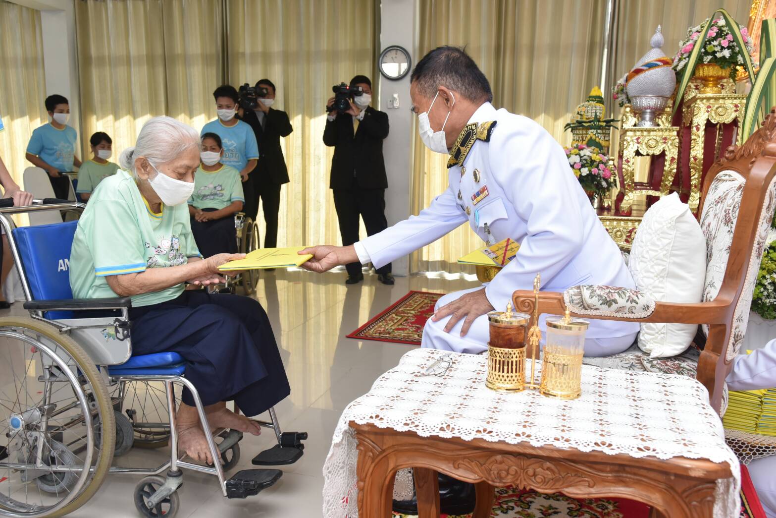 องคมนตรี เป็นผู้แทนพระองค์ มอบประกาศนียบัตรแก่ผู้ผ่านการอบรมโครงการพระราชทาน “โคก หนอง นา แห่งน้ำใจและความหวัง” ณ เรือนจำและทัณฑสถานในพื้นที่กทม.