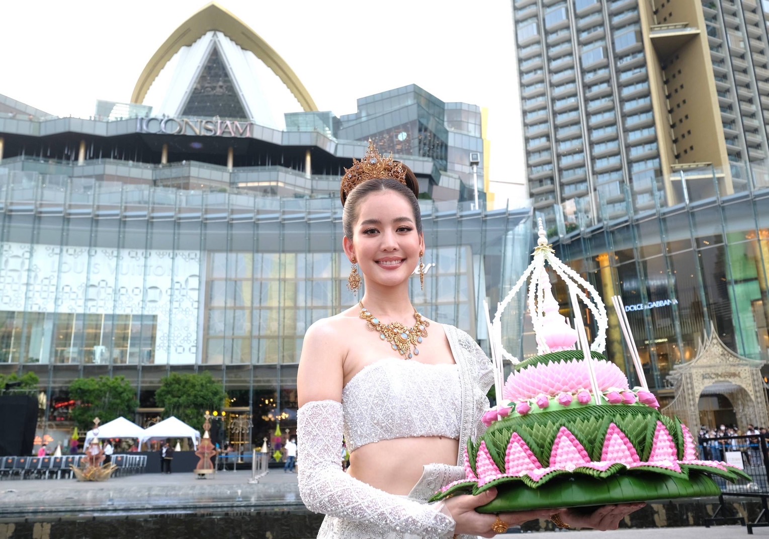 ‘โบว์ เมลดา’ ร่วมลอยกระทงที่ผลิตจากวัสดุธรรมชาติ เพื่อเป็นการอนุรักษ์แม่น้ำเจ้าพระยา