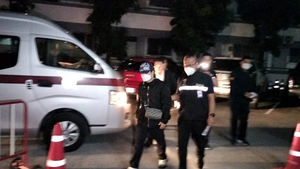สภ.แสนสุข รับตัว "เสี่ยบอย" ดำเนินคดีเว็บพนันออนไลน์