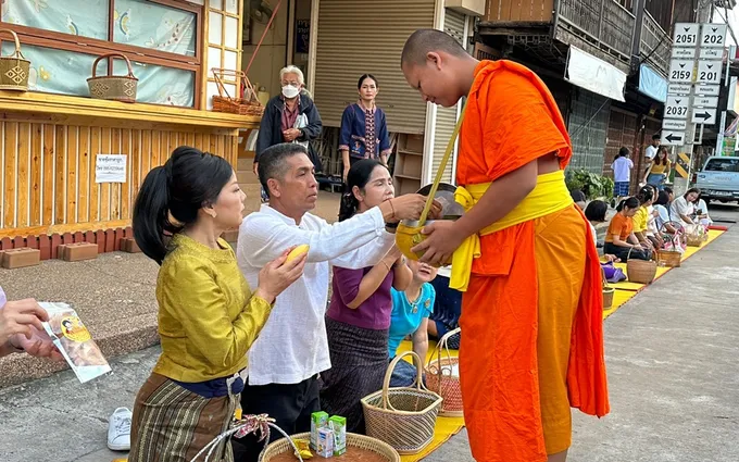 พ่อเมืองชัยภูมิ นำครอบครัวพุทธศาสนิกชน สวมผ้าไทย  ใส่บาตร สืบสานวิถีชีวิต วัฒนธรรมชาวเมือง 