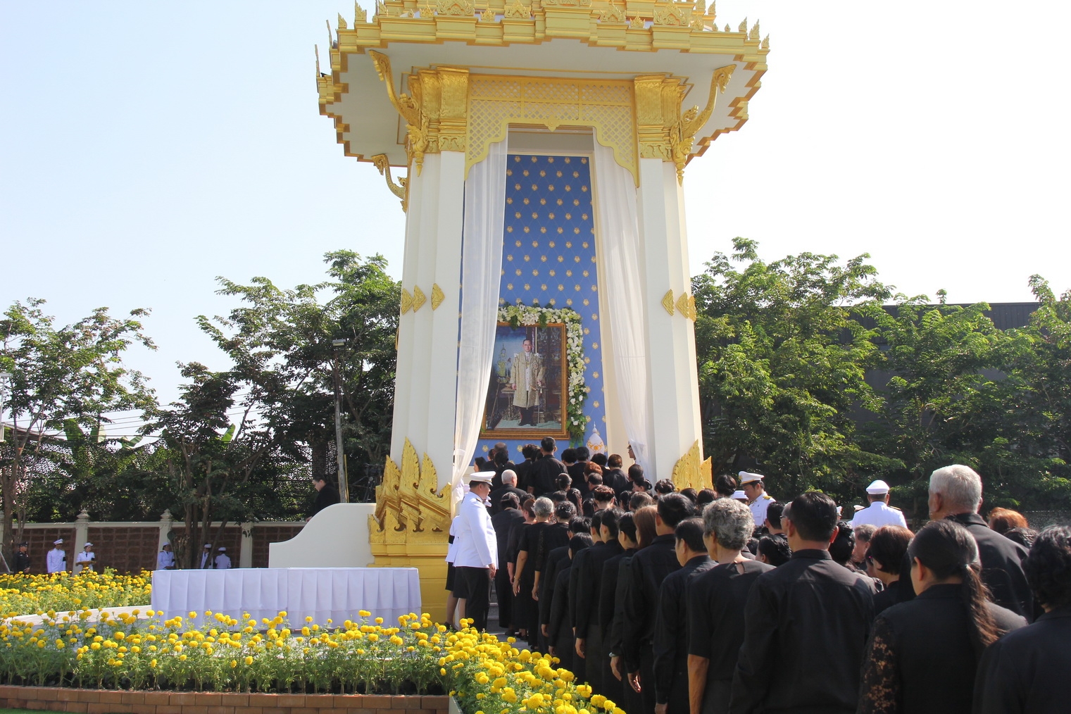 พสกนิกรชาว"หนองคาย"ร่วมพิธีถวายดอกไม้จันทน์พระราชพิธีถวายพระเพลิงพระบรมศพ