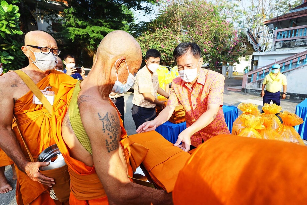 ผู้ว่าประจวบฯ นำพุทธศาสนิกชนทำบุญตักบาตรพระสงฆ์ในโครงการบรรพชาอุปสมบทหมู่ ถวายพระพรแด่ "พระองค์ภา"