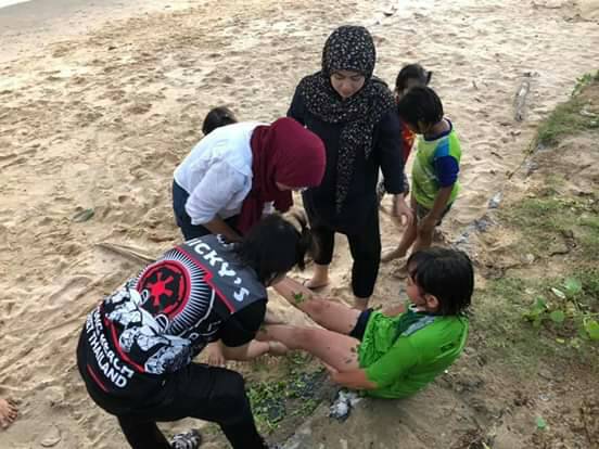 อุทยานฯสตูลปักป้ายเตือน!! ริมหาดระวังแมงกะพรุนมีพิษ  หลังเด็กเล่นน้ำถูกหามส่งรพ. 