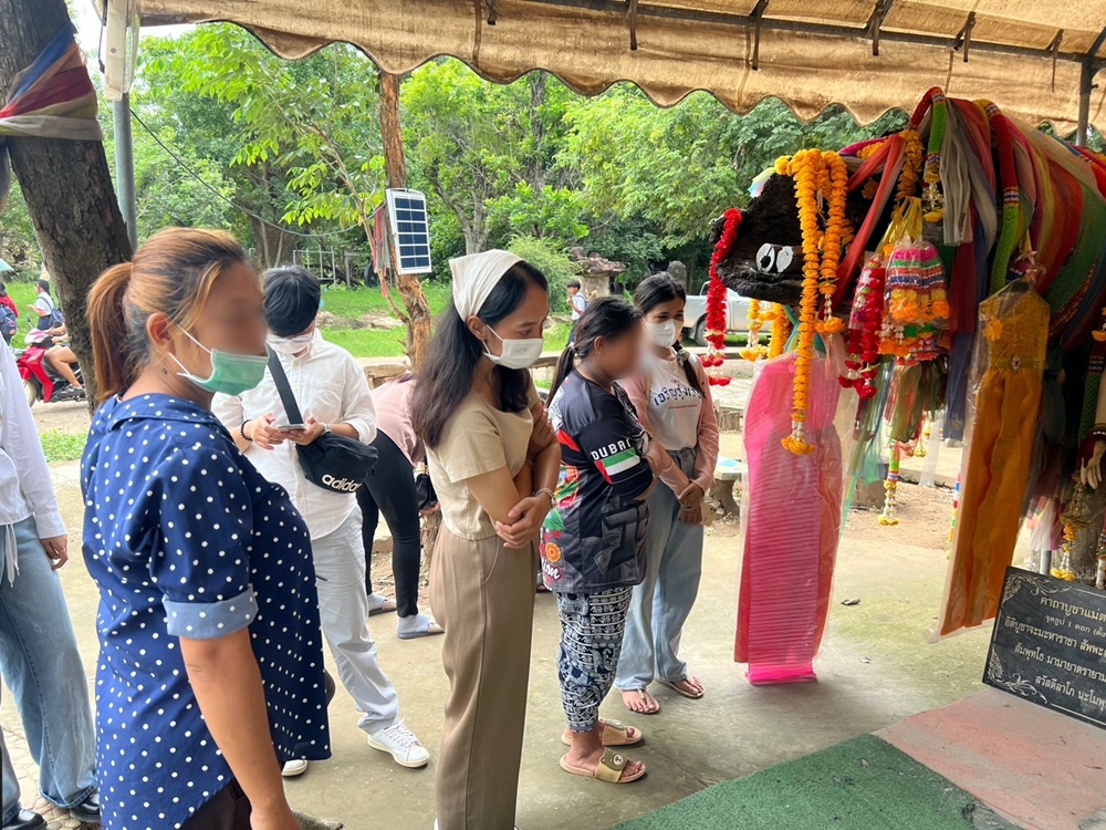 ชาวบ้านศรีสะเกษ แห่ขอโชค "เจ้าแม่ตะเคียนทอง" วัดไพรพัฒนา เห็นเลขเด็ดชัดเจน 
