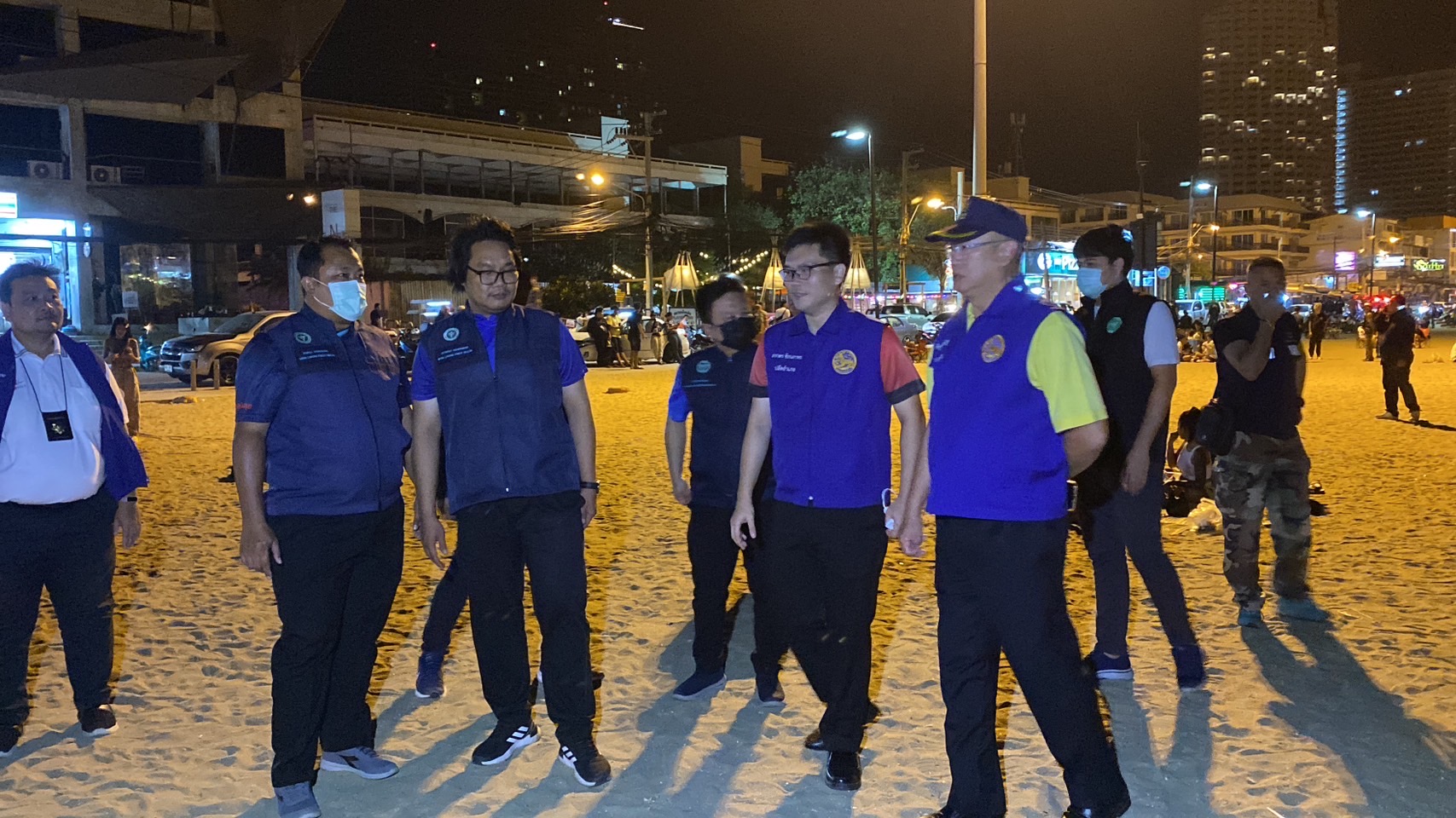 นายอำเภอบางละมุงสนธิกำลัง 200 นาย ปูพรมหาดจอมเทียนพัทยา รวบแอบขายน้ำกระท่อม 2 ราย