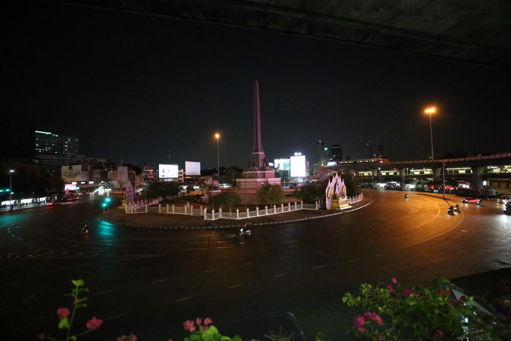 บรรยากาศเคอร์ฟิวคืนแรก ที่อนุสาวรีย์ชัยสมรภูมิ