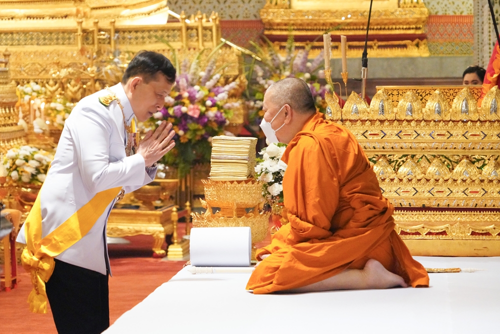 ในหลวง-พระราชินี เสด็จพระราชดำเนินไปทรงบำเพ็ญพระราชกุศลทักษิณานุปทาน ในการพระราชพิธีฉัตรมงคล