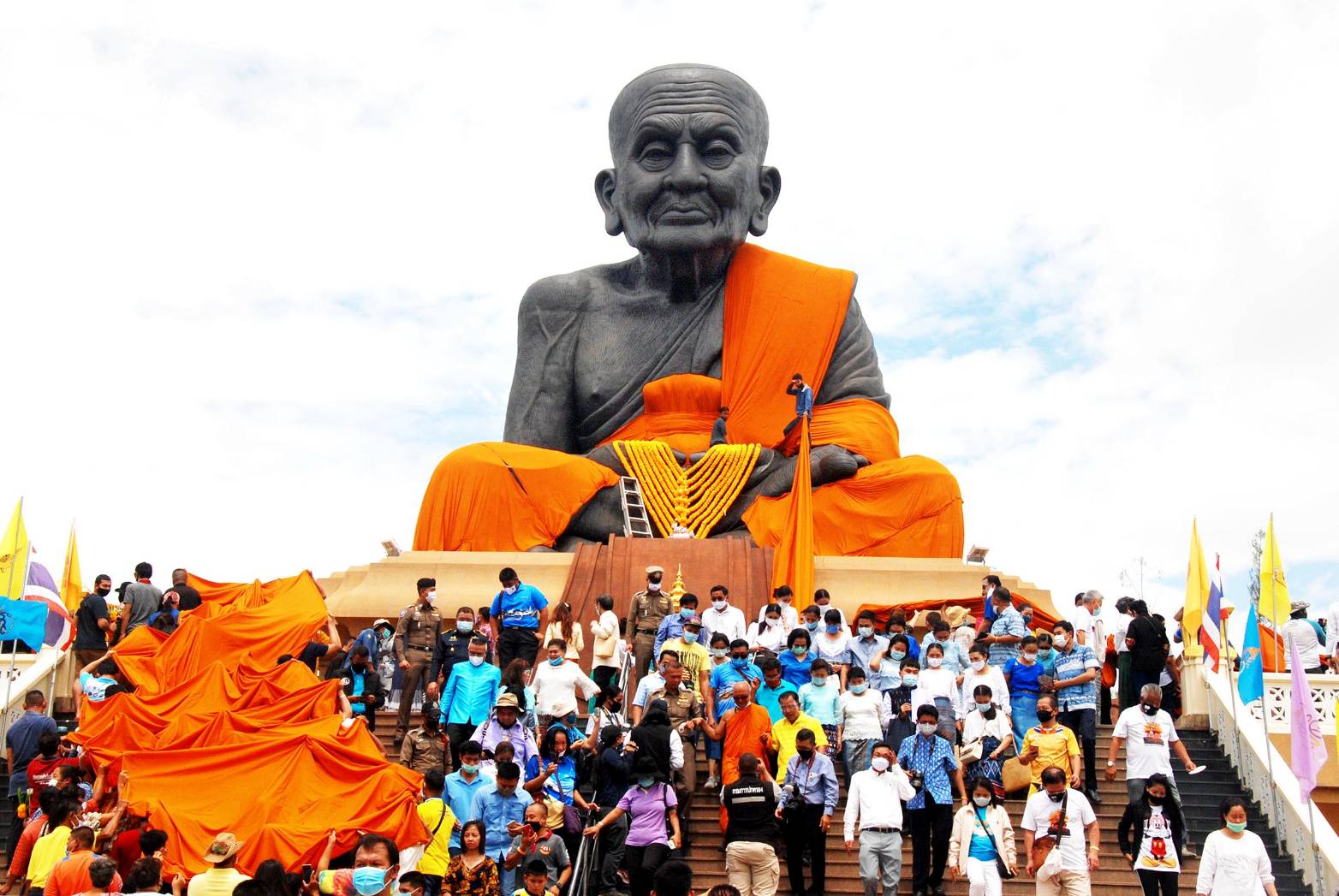คลื่นมหาชน ร่วมแห่ห่มผ้าหลวงพ่อทวดองค์ใหญ่ แน่นวัดห้วยมงคล