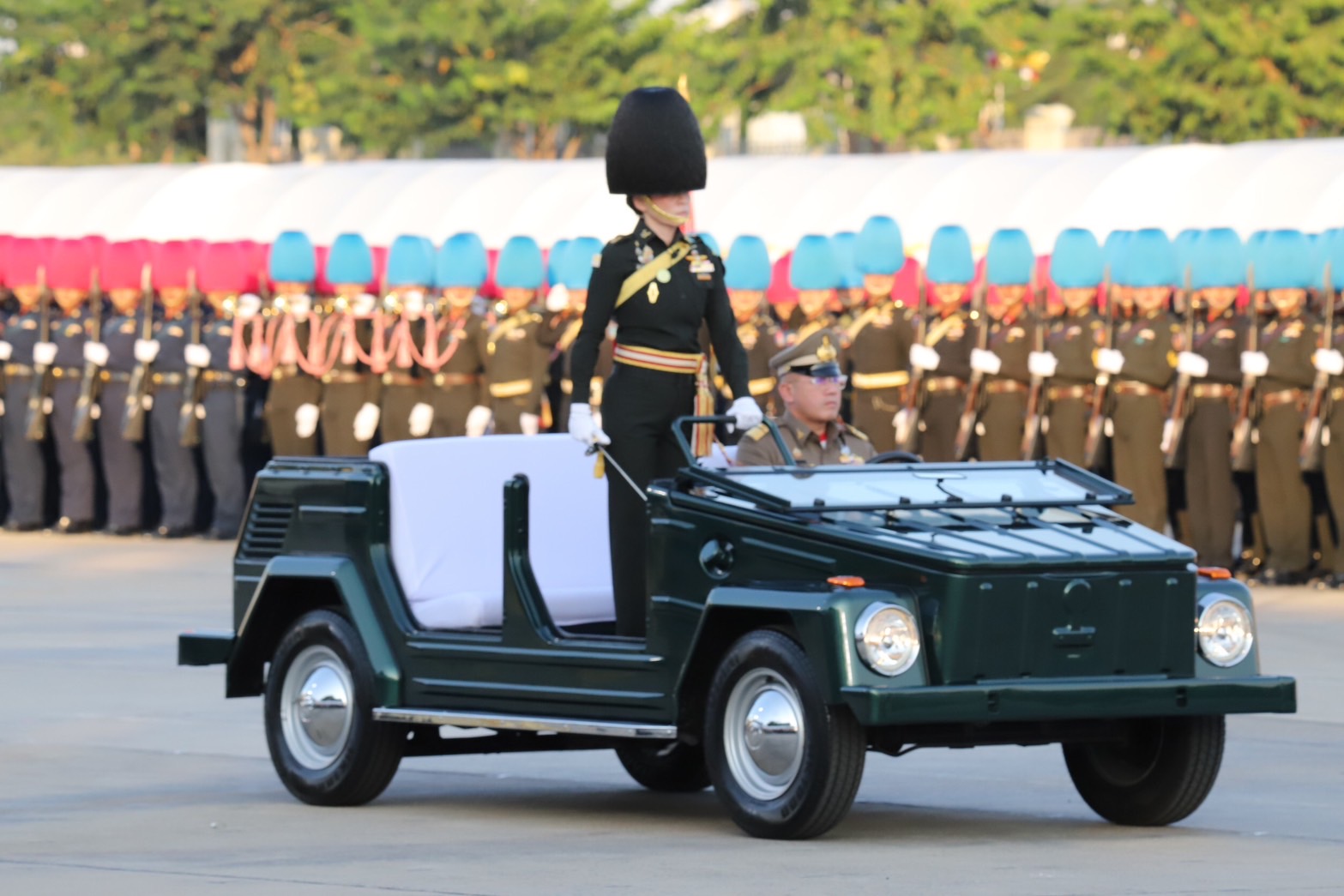 พระราชินี เสด็จฯพร้อมด้วย เจ้าฟ้าสิริวัณณวรี ทรงร่วมซ้อมพิธีสวนสนามราชวัลลภทหาร11 กองพันพร้อมเพรียงถวายความภักดี