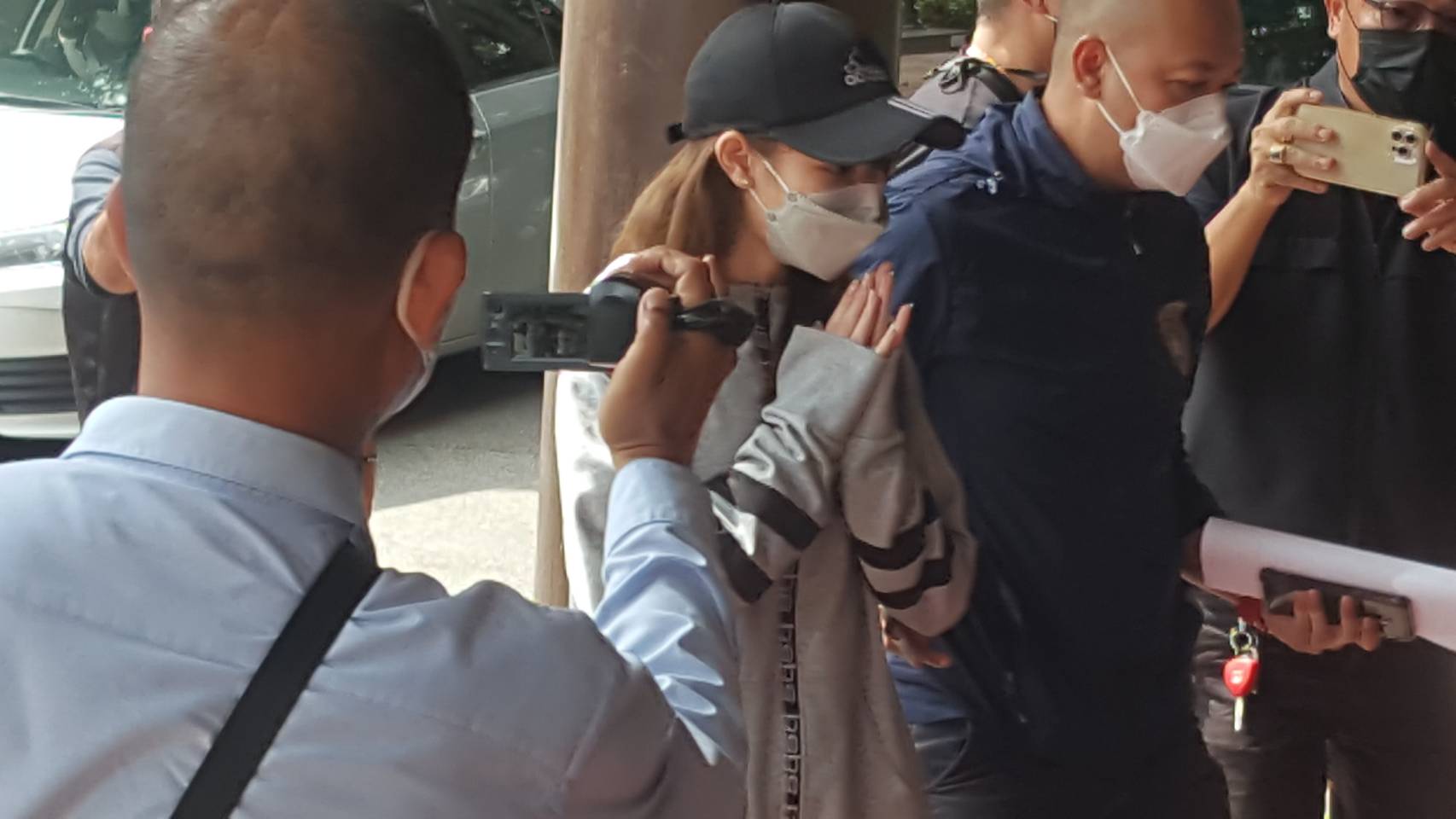 ด่วน! "พิยดา" หัวโจ๊กใหญ่ตุ๋นขายมือถือจนเด็กเส้นเลือดสมองแตก โผล่มอบตัวที่เชียงใหม่