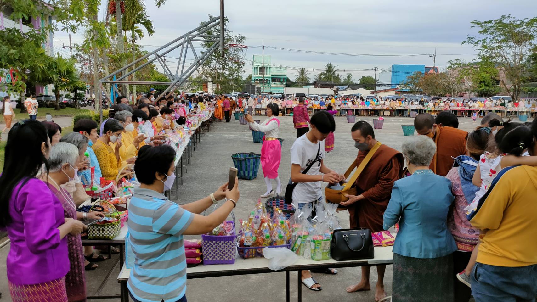 สตูลตักบาตรวันขึ้นปีใหม่ พร้อมถวายพระพรให้ "พระองค์ภา" หายจากพระอาการประชวร