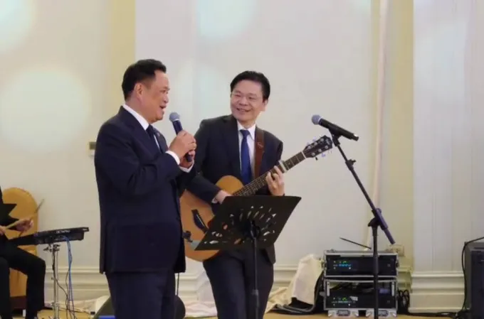 "อนุทิน" จับไมค์ร้องเพลง Let It Be–Blowin’ in the Wind  "ลอว์เรนซ์ หว่อง" โชว์กีตาร์ร่วมงานเลี้ยง