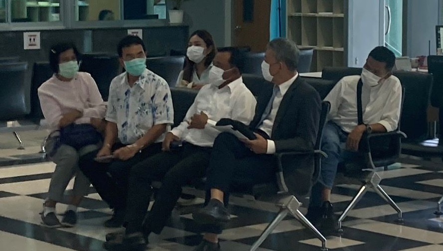 'ชาญ พวงเพ็ชร์' พาอดีตปลัด อบจ.เข้ามอบตัวหลังศาลออกหมายจับ