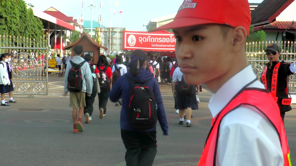 ตัวอย่างที่ดี!! หนุ่มน้อยวัย 17 ปี ทำหน้าที่อาสาจราจรช่วยงานตำรวจ