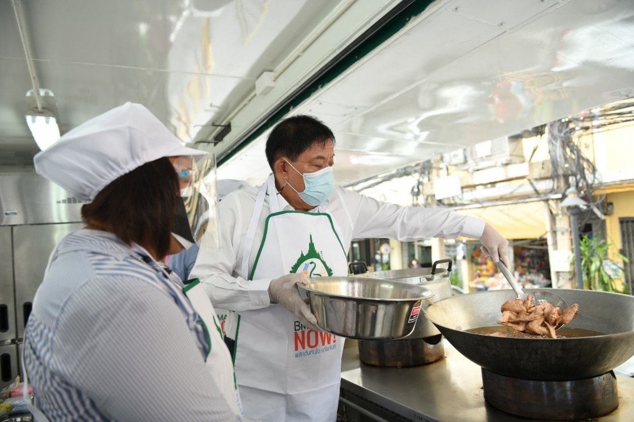 ผู้ว่าฯอัศวินเข้าครัวสนามร่วมปรุงอาหารสดใหม่              ส่งเสบียง-กำลังใจบุคลากรแพทย์กทม.สู้โควิด 